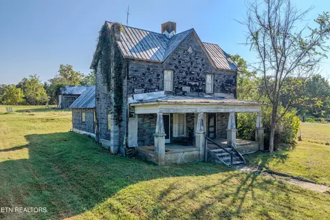 Exterior - 3318 Roberts Rd, Corryton, TN 37721 photo 3 of 4