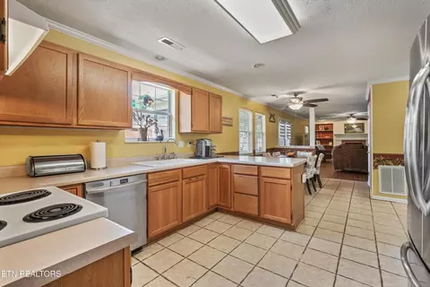 Kitchen - 213 Nicely Tr, Powell, TN 37849 photo 2 of 3