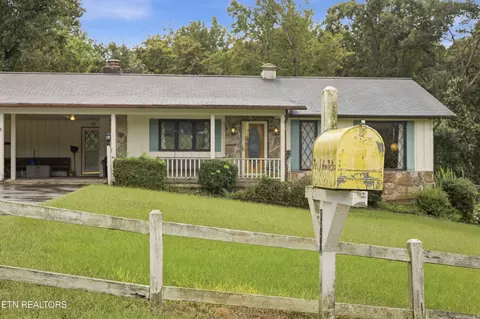 201 Leslie Dr, Harriman, TN 37748