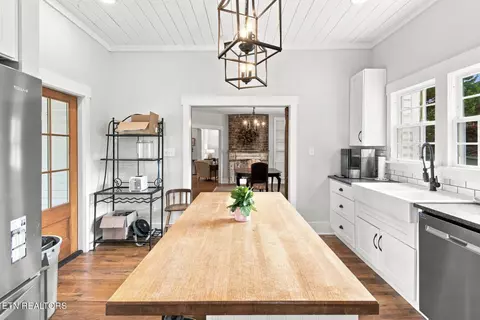 Kitchen - 1905 Spring St, Powell, TN 37849 photo 4 of 6