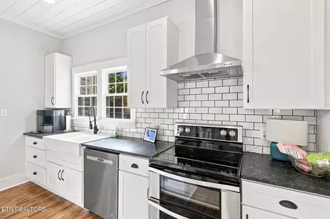 Kitchen - 1905 Spring St, Powell, TN 37849 photo 5 of 6