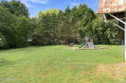 Exterior - 1905 Spring St, Powell, TN 37849 photo 3 of 5