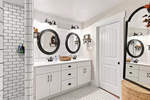 Bath - 1905 Spring St, Powell, TN 37849 photo 1 of 4