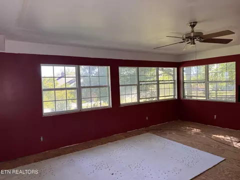 Living - 8325 Sharp Rd, Powell, TN 37849 photo 5 of 7