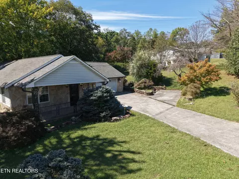Exterior - 8325 Sharp Rd, Powell, TN 37849 photo 5 of 14