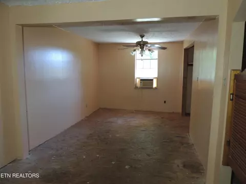 Living - 8325 Sharp Rd, Powell, TN 37849 photo 3 of 7