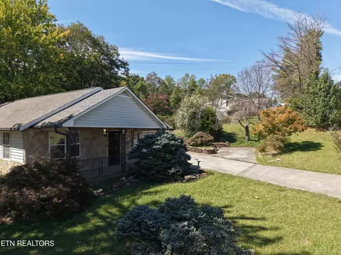Exterior - 8325 Sharp Rd, Powell, TN 37849 photo 6 of 14