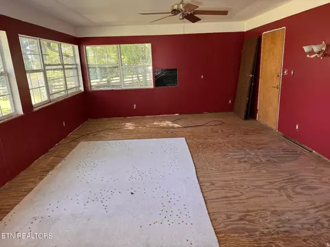 Living - 8325 Sharp Rd, Powell, TN 37849 photo 6 of 7
