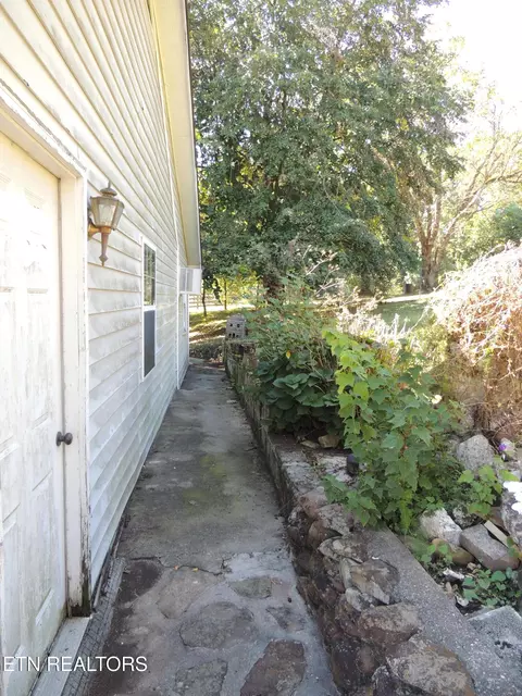 Exterior - 8325 Sharp Rd, Powell, TN 37849 photo 8 of 14