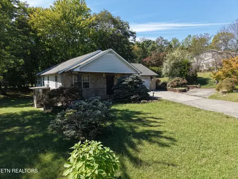 Exterior - 8325 Sharp Rd, Powell, TN 37849 photo 4 of 14