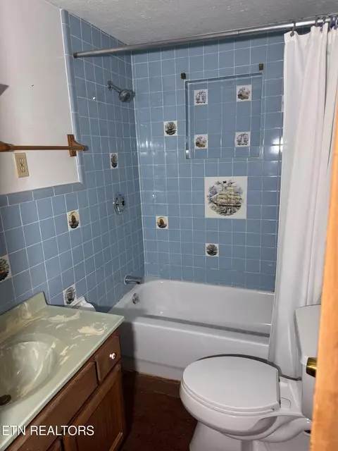 Bath - 8325 Sharp Rd, Powell, TN 37849 photo 3 of 5