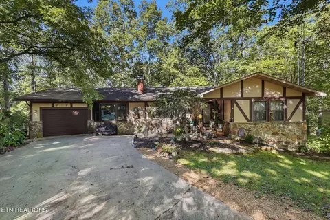 16 Sweetbriar Ct, Crossville, TN 38558