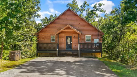 641 Country Oaks Dr, Pigeon Forge, TN 37863