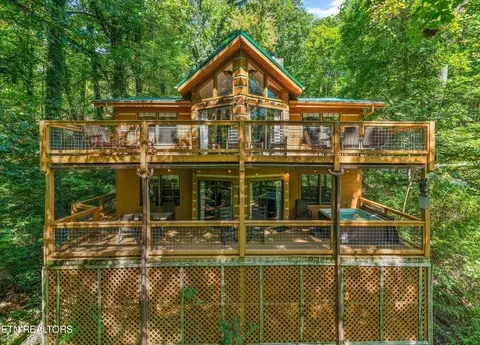 1016 Rast Ct, Gatlinburg, TN 37738
