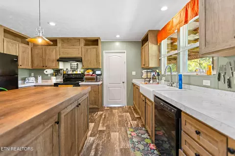 Kitchen - 650 Combs Rd, Rutledge, TN 37861 photo 4 of 6