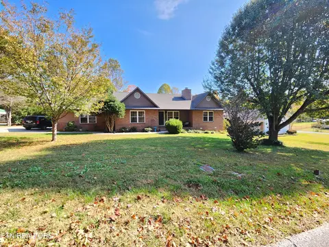 3232 Fairoaks Dr, Maryville, TN 37803