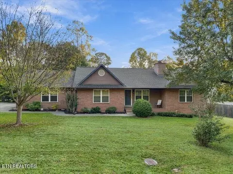3232 Fairoaks Dr, Maryville, TN 37803