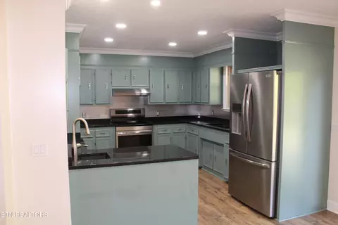 Kitchen - 4121 Old Moss Rd, Baxter, TN 38544 photo 2 of 3