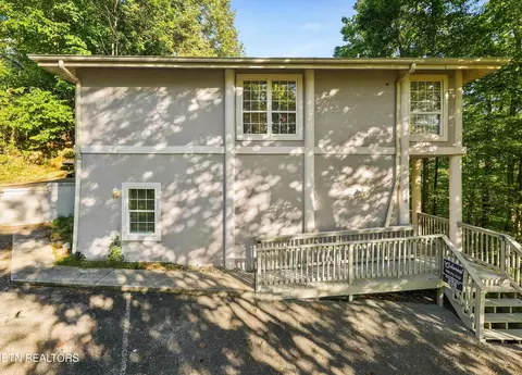 838 Holly Branch Rd, Gatlinburg, TN 37738