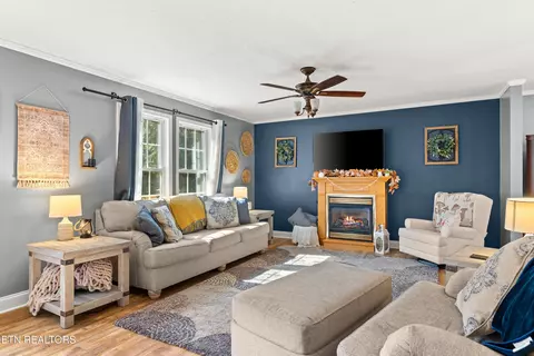 Living - 168 Batley Loop Rd, Clinton, TN 37716 photo 2 of 2