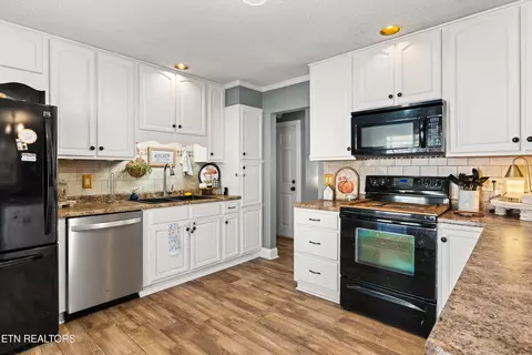 Kitchen - 168 Batley Loop Rd, Clinton, TN 37716 photo 5 of 5