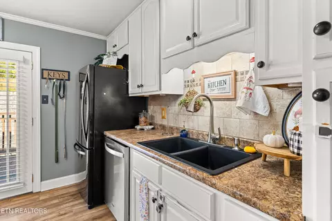 Kitchen - 168 Batley Loop Rd, Clinton, TN 37716 photo 4 of 5