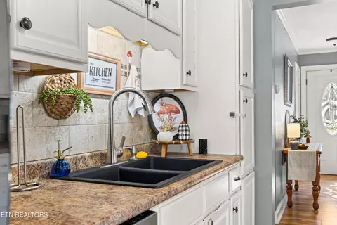 Kitchen - 168 Batley Loop Rd, Clinton, TN 37716 photo 2 of 5