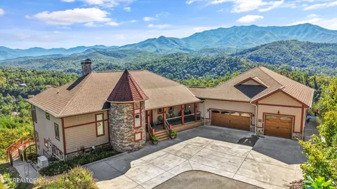 706 Nocks Dr, Gatlinburg, TN 37738