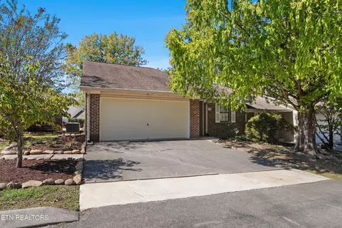438 Amanda Cir, Knoxville, TN 37922