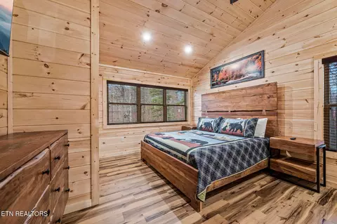 Bedroom - 2184 Beach Front Dr, Sevierville, TN 37876 photo 5 of 8
