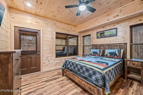 Bedroom - 2184 Beach Front Dr, Sevierville, TN 37876 photo 2 of 8