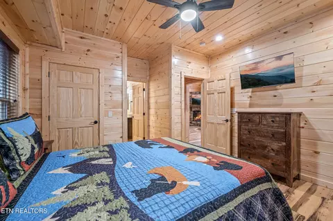 Bedroom - 2184 Beach Front Dr, Sevierville, TN 37876 photo 4 of 8