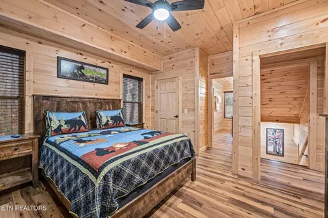 Bedroom - 2184 Beach Front Dr, Sevierville, TN 37876 photo 3 of 8