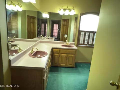 Bath - 2961 Forge Ridge Rd, Harrogate, TN 37752 photo 4 of 6