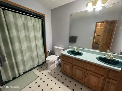 Bath - 2961 Forge Ridge Rd, Harrogate, TN 37752 photo 2 of 6