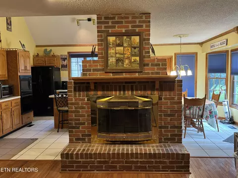 Kitchen - 2961 Forge Ridge Rd, Harrogate, TN 37752 photo 3 of 5