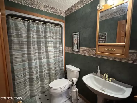 Bath - 2961 Forge Ridge Rd, Harrogate, TN 37752 photo 1 of 6