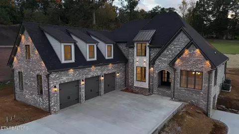 1075 Oak Chase Blvd, Lenoir City, TN 37772