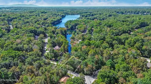 201 Meadowview Dr, Crossville, TN 38558