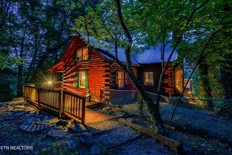 1008 E Foothills Dr, Gatlinburg, TN 37738