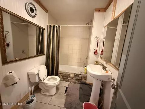 Bath - 469 Patchwork Rd, Rose Hill, VA 24281 photo 1 of 1