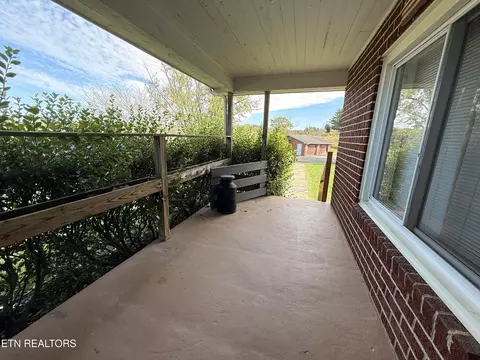 Exterior - 469 Patchwork Rd, Rose Hill, VA 24281 photo 2 of 9