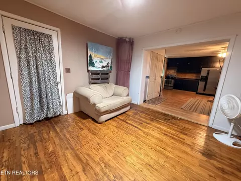 Living - 469 Patchwork Rd, Rose Hill, VA 24281 photo 2 of 3