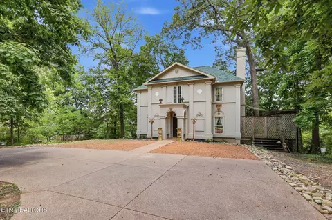 3720 Kingston Pike, Knoxville, TN 37919