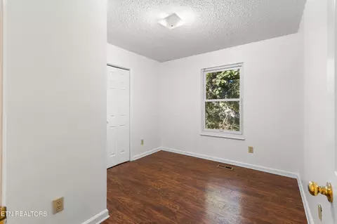 960 Anchor Dr, Lenoir City, TN 37771