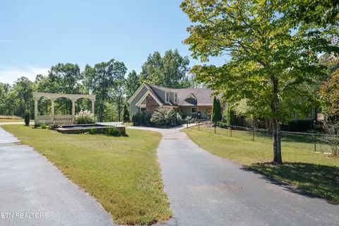 684 Randolph Rd, Crossville, TN 38571