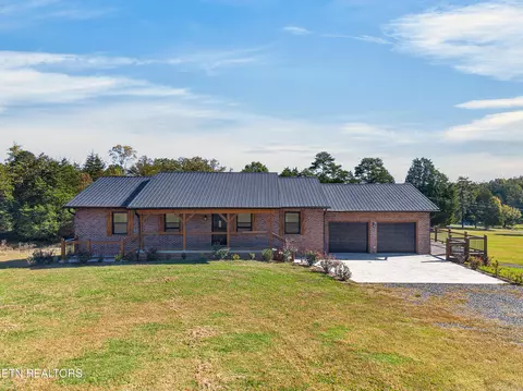 318 N Wooddale Rd, Strawberry Plains, TN 37871