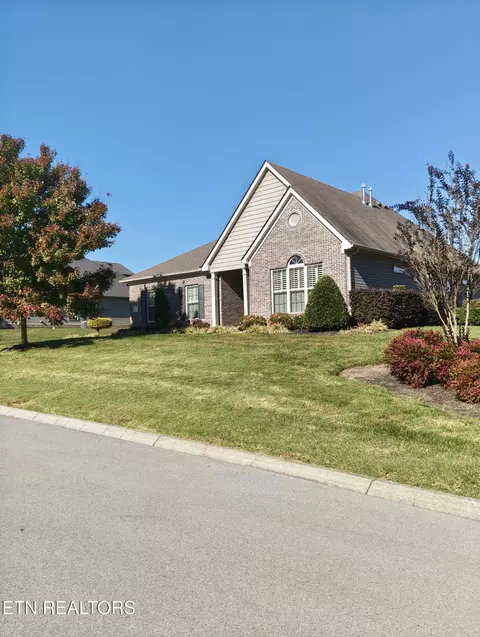 306 Granada Dr, Lenoir City, TN 37772