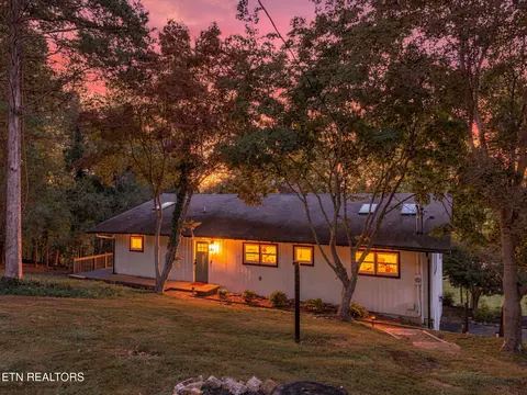 1464 Twin Coves Dr, Lenoir City, TN 37772
