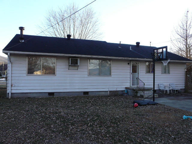 423 Lothbury Ave, Middlesboro, KY 40965 photo 2